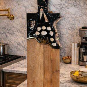 Sea Muschel Cutting Board in black